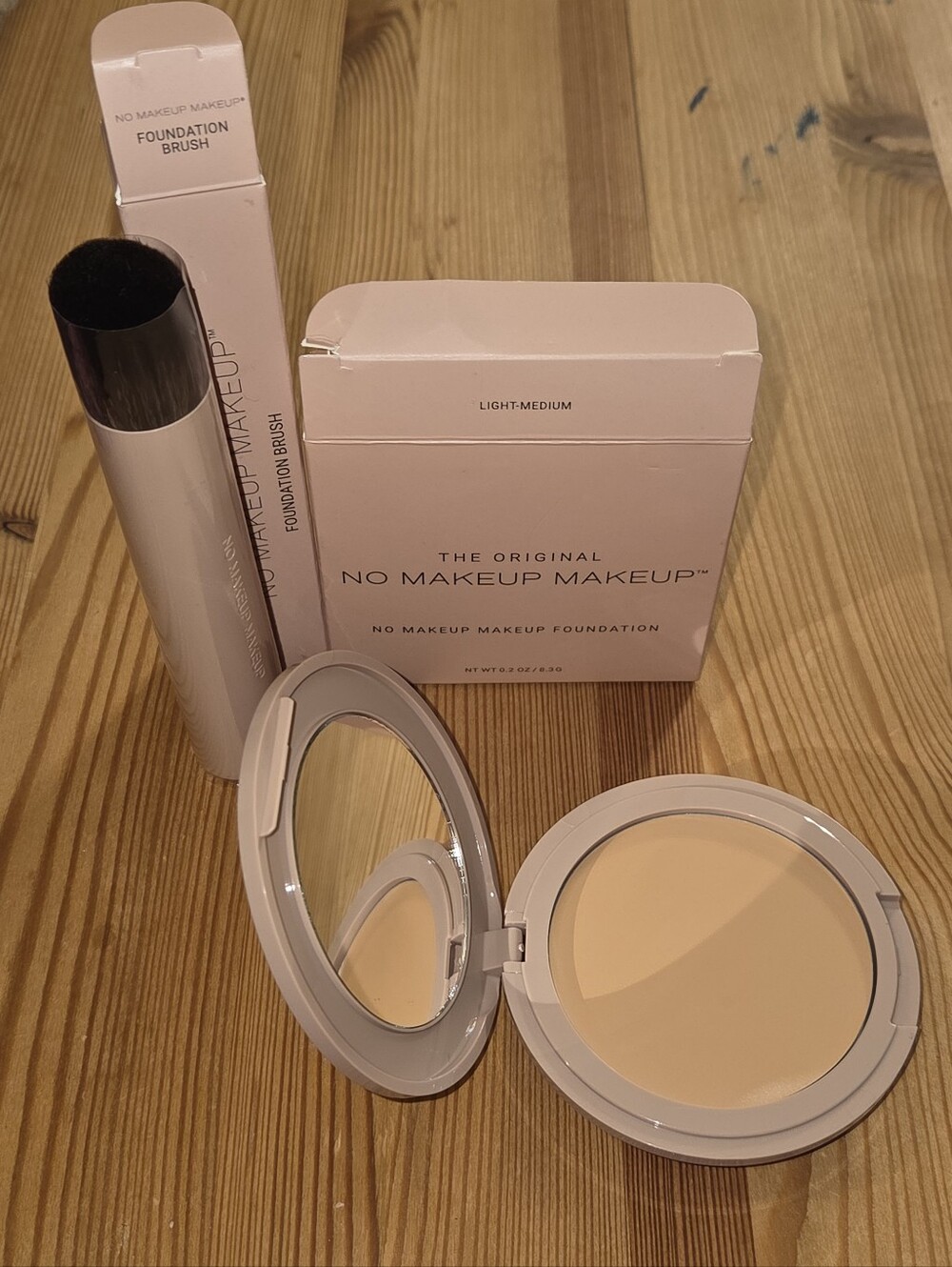 No Makeup Makeup Compact (Shade Light-Medium) and Foundation Brush